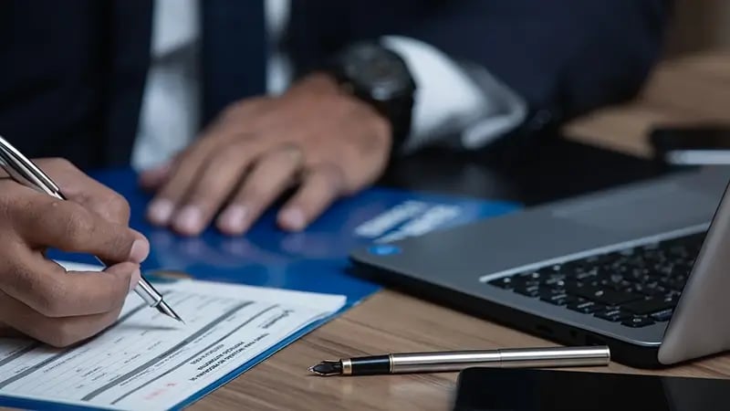 mano de un masculino sobre un papel con leyes laborales