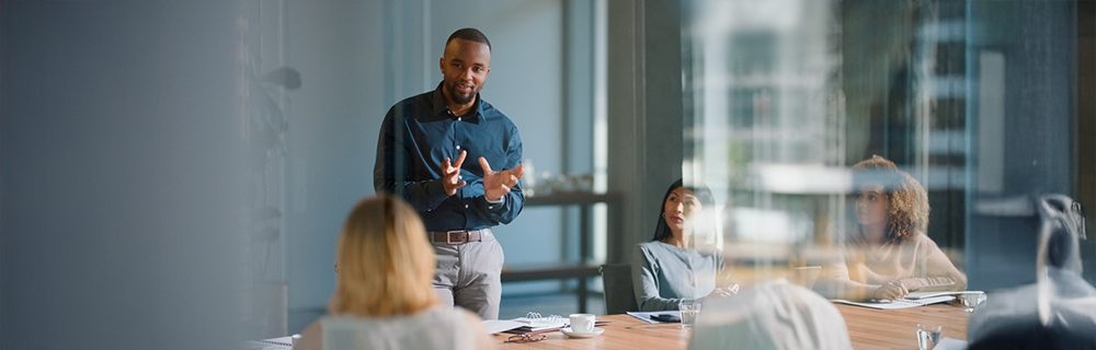 Imagem de um líder conversando com sua equipe