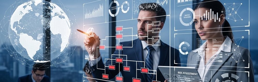 Imagem de dois consultores analisando gráficos 