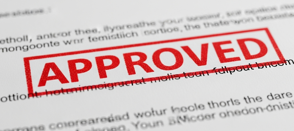 Imagem de um documento com um carimbo de aprovado