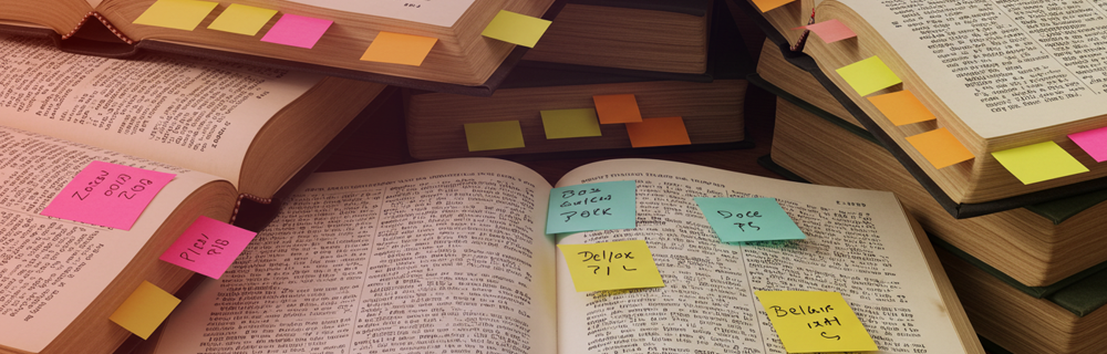 Imagem de livros legislativos com post-its colados