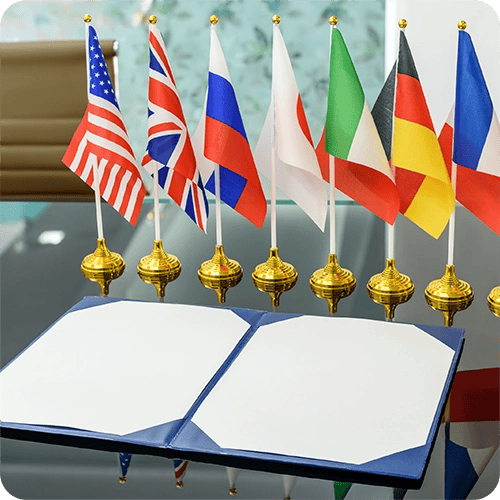 Banderas globales que simbolizan tratados fiscales internacionales - Experiencia en tratados fiscales transfronterizos para empresas multinacionales e inversores globales