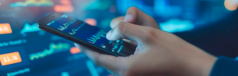 Imagem de uma pessoa observando gráficos no celular