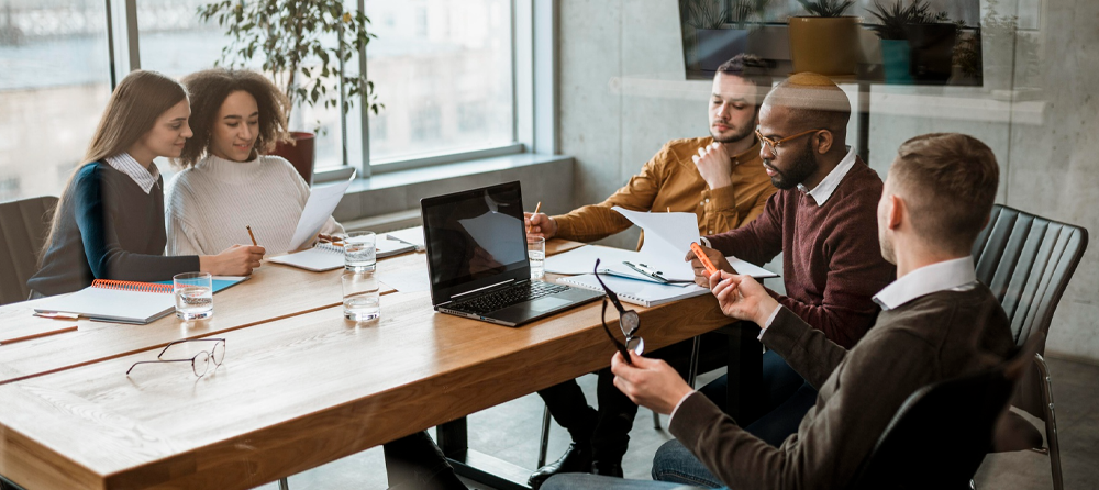Uma equipe em reunião
