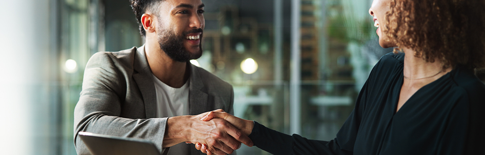 Imagem de um vendedor e um cliente apertando as mãos