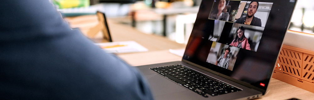 Imagem de uma pessoa em uma chamada de vídeo com pessoas de outra nacionalidade