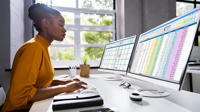 una contadora en su computadora preparando la declaracion comercial de sus clientes empresariales.
