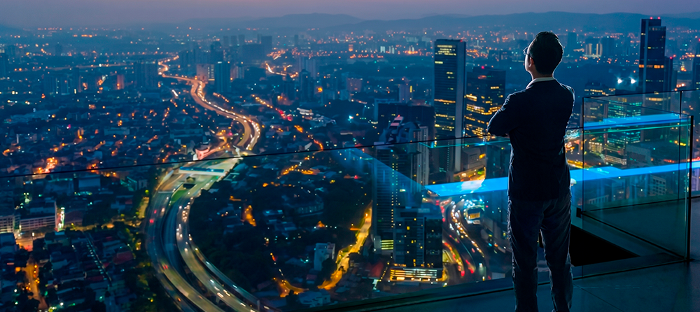 Um executivo em uma sacada corporativa observando a cidade