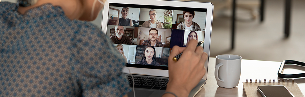 Colaboradores em uma reunião online