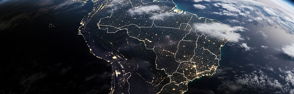 Imagem conceitual do mapa do Brasil a noite, com luzes acesas