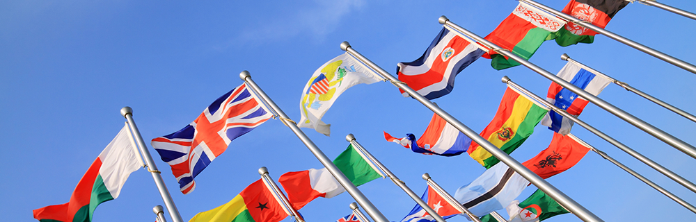 Imagem de várias bandeiras de diversos países hasteadas