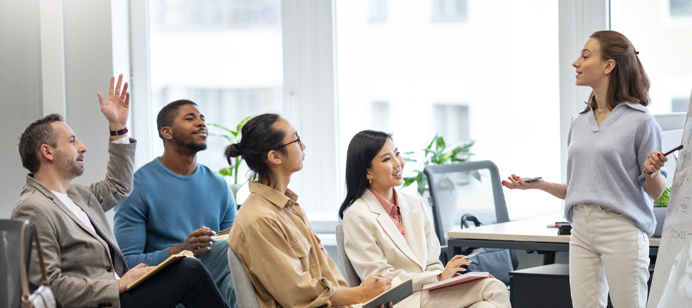 Colaboradores em uma reunião de alinhamento com um especialista da H&CO