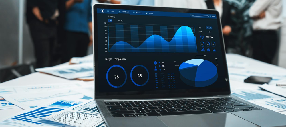Tela de um notebook com um BI genérico com KPIs