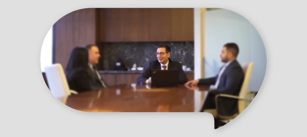 Imagem de consultores da H&CO em reunião em uma sala de reuniões