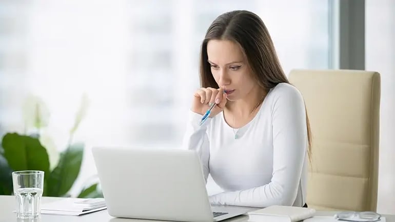 A PERSON LOOKING AT THEIR COMPUTER SCREEN WITH TAX SOFTWARE OPTIONS SO THAT THEY CAN E FILE. 