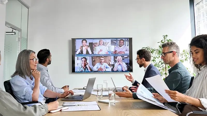 Grupo de profesionales reunidos en una oficina trabajando en presentar su declaración de impuestos sobre sus las ganancias de capital