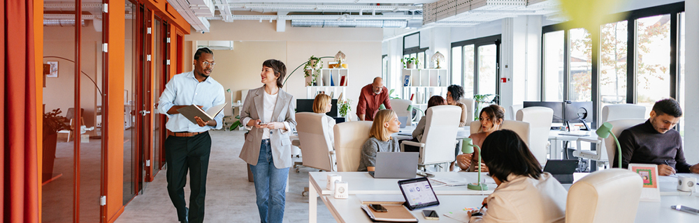 Imagem de um escritório com pessoas trabalhando, vendendo, fazendo reuniões