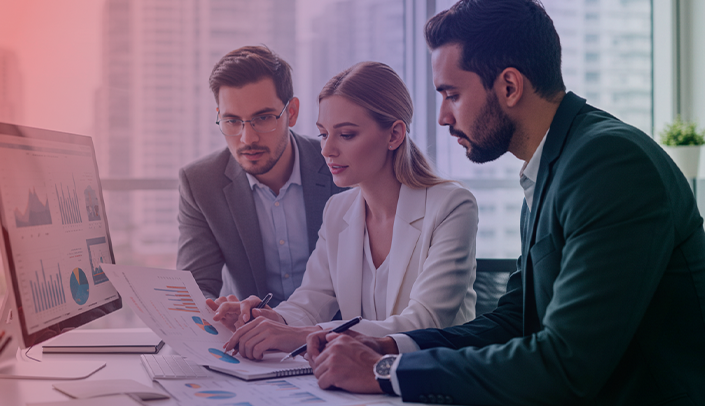 Uma imagem com uma equipe de negócios analisando gráficos em um notebook 