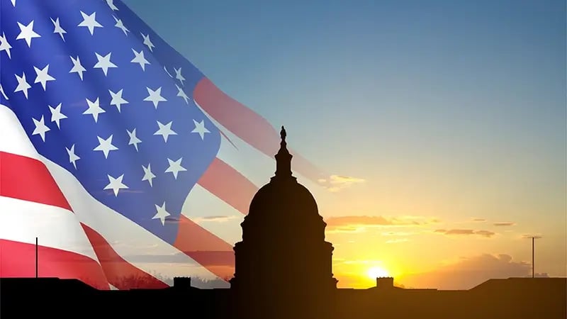 LA BANDERA DE EE. UU. Y EL EDIFICIO DEL CAPITOLIO DE EE. UU. QUE REPRESENTAN A INVERSORES EXTRANJEROS Y EMPRESAS MULTINACIONALES NAVEGAN LAS LEYES TRIBUTARIAS DE EE. UU.