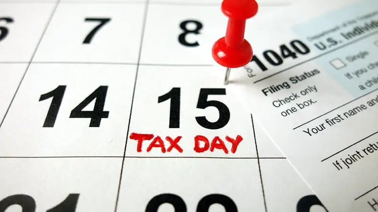 AN IMAGE SHOWING A CALENDAR WITH THE DATE OF APRIL 15TH, WHICH IS THE DEADLINE FOR FILING FEDERAL INCOME TAX.