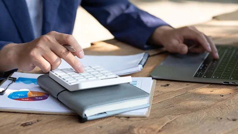 empresario discutindo compliance