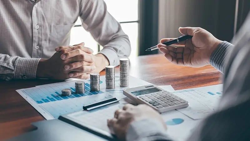 un CPA realizando una planificación fiscal de una empresa