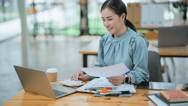 A Brazilian female accountant making tax deductions for companies