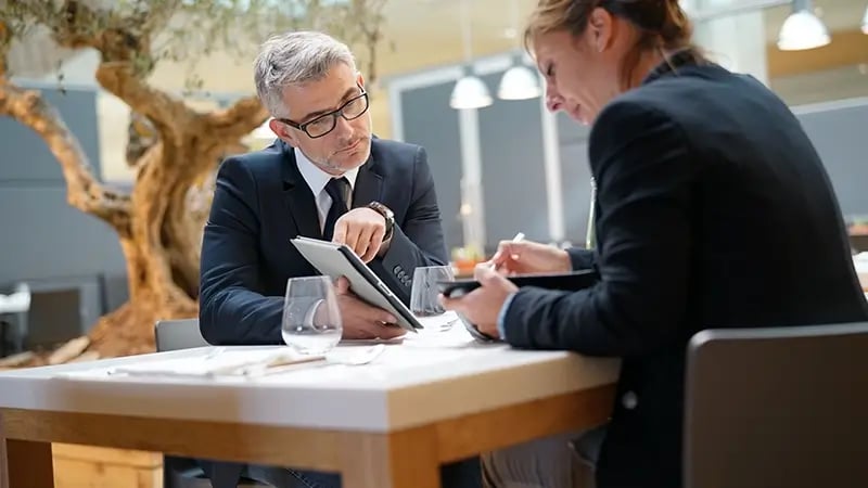 dos CPAs trabajando en la planificación fiscal de un pequeño negocio