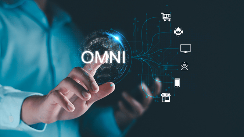 Concepto de estrategia de negocio de marketing omnicanal. Marketing digital en línea y participación de Clientes por canales integrados