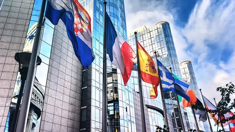 Foto de banderas y edificios internacionales que ilustran la complejidad de la fiscalidad internacional