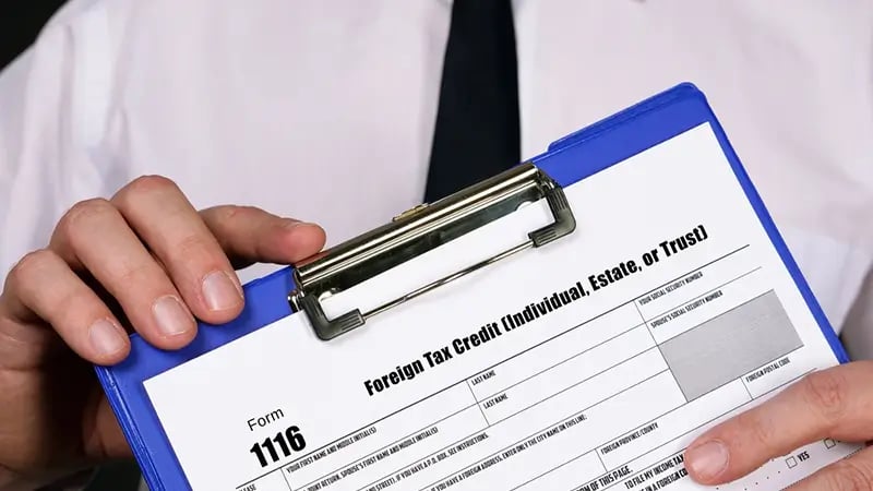 CPA con un formulario 1116 para presentar ante el IRS