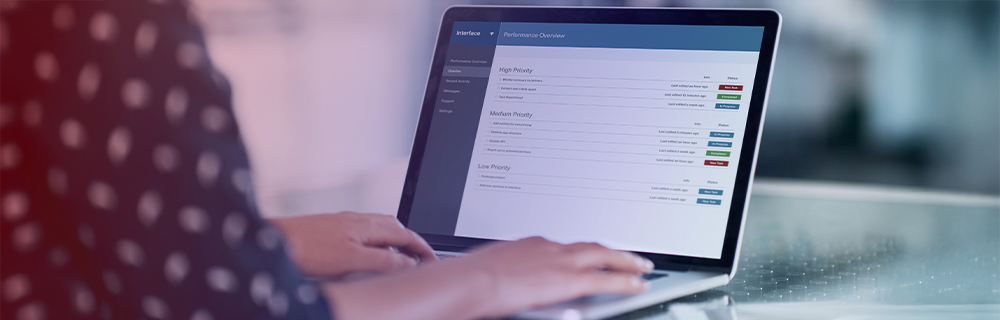 Imagem de uma pessoa utilizando um software de RH