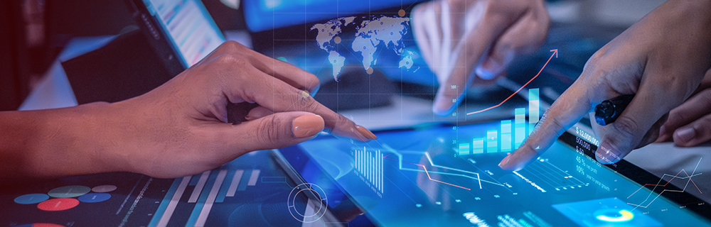 Imagem de pessoas mexendo em uma tela interativa com gráficos