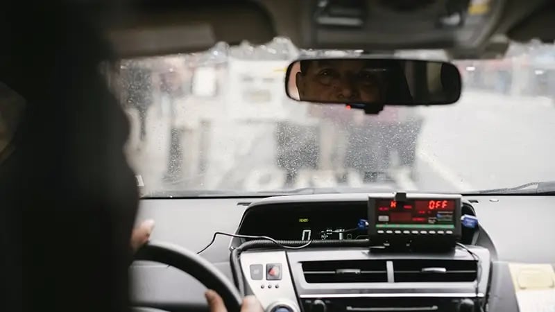 Fenômeno de uberização em carros de aluguel.