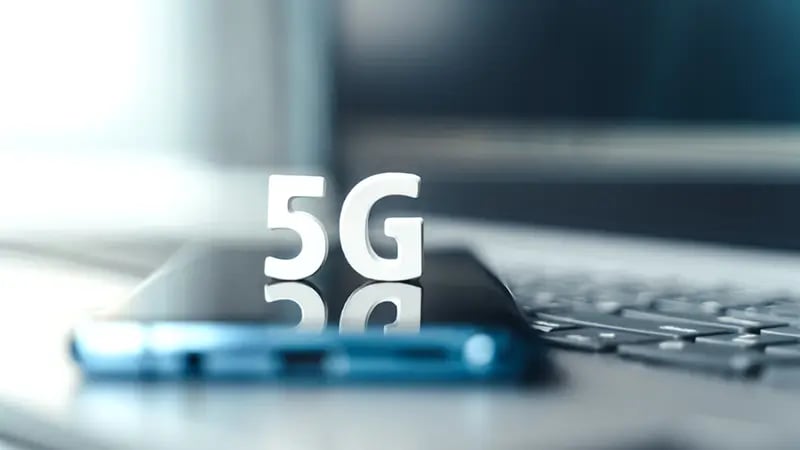 un celular y una laptop con un logo de 5G encima