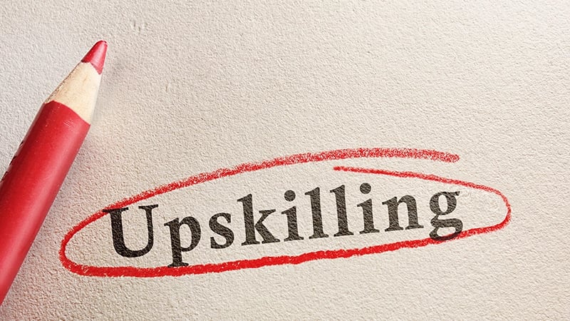 hoja de papel con la palabra upskilling escrita en crayon