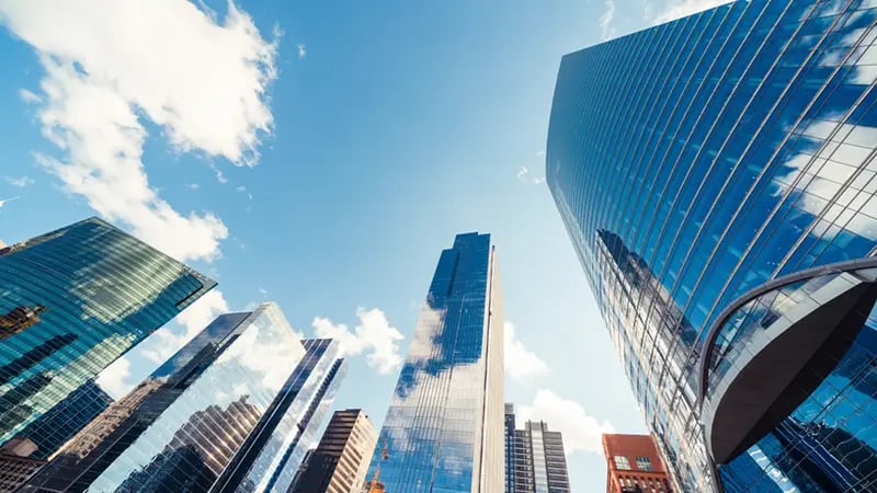 foto desde abajo de edificios de corporaciones en USA