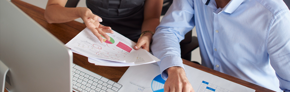Duas pessoas conversando sobre gráficos e indicadores